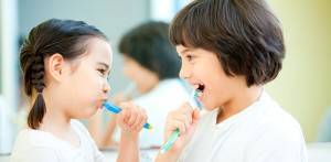 b2ap3_thumbnail_two-girls-brushing-teeth-300x147.jpg